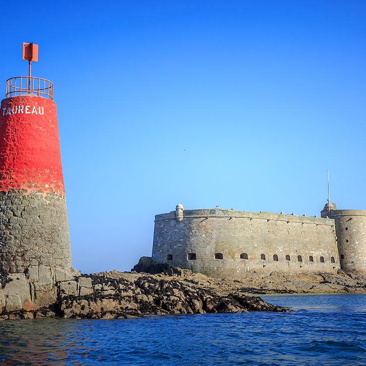 balise en mer chateau du taureau baie de Morlaix
